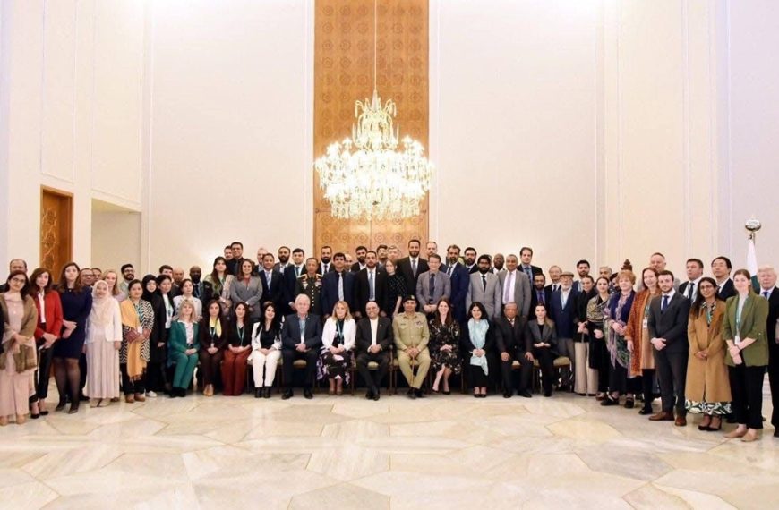 لقاء رئيسة الشبكة الدولية لدراسة المجمعات العربية – إيناس- البروفسورة ماريز بونس مع رئيس الجمهورية الباكستانية: حوار القيادة من القاعة إلى مؤسسة الرئاسة.