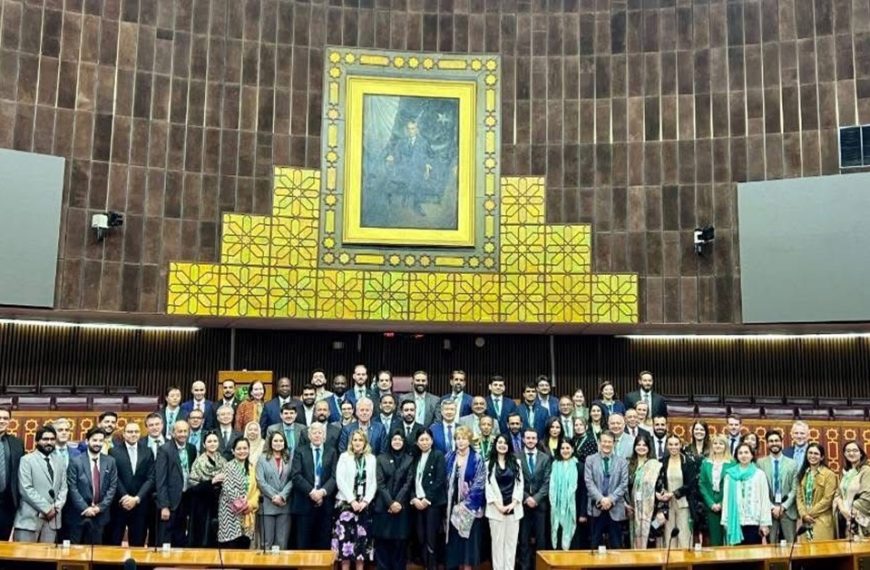 مشاركة رئيسة الشبكة الدولية لدراسة المجمعات العربية – إيناس-   البروفسورة ماريز بونس في ورشة دولية حول القيادة والاستقرار في المؤتمر الذي عقد في باكستان من 8- 13 شباط